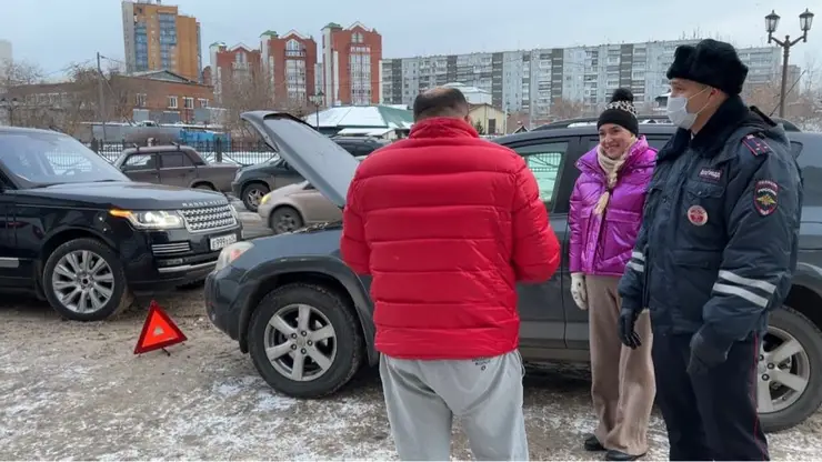 Автоинспекторы проверили красноярских водителей на отзывчивость с помощью автоледи