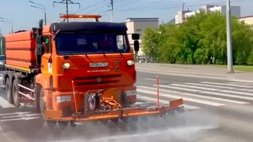В Красноярске из‑за жары поливают дороги