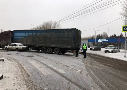 15-летний подросток за рулем легковушки врезался в фуру в Красноярске