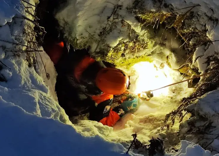 Спасатели обследовали 15-метровую пещеру в Красноярском крае в поисках пропавшей семьи Усольцевых