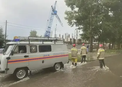 Мощный ураган с ливнем обрушил деревья на кровли домов и обесточил десятки улиц в Барнауле
