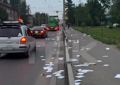 Посреди тротуара в Красноярске разбросаны десятки медкарт с личными данными пациентов