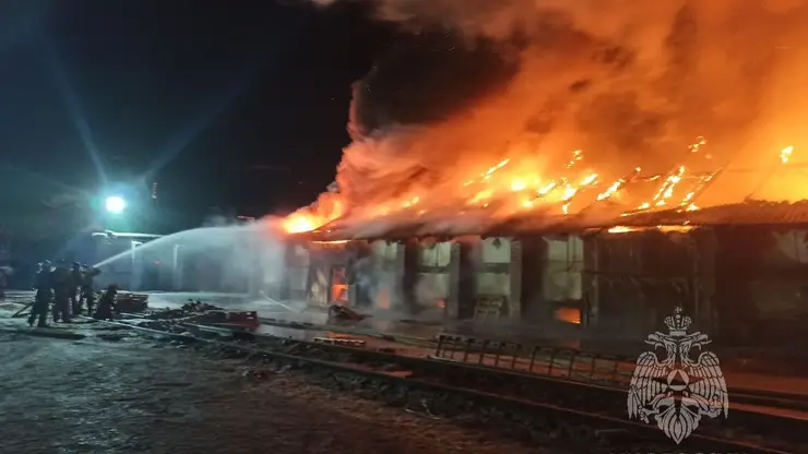 В Красноярске на улице Ломоносова пожар возник на площади в 1000 кв.м.