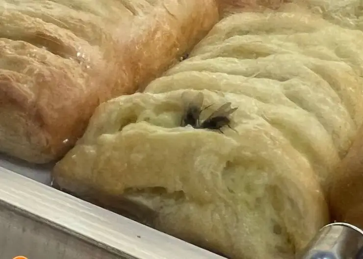 В минусинском «Магните» на хлебобулочных изделиях заметили мух