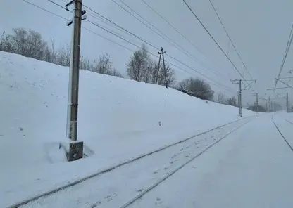 В Кемеровской области школьники катались на ледянках по ведущему к рельсам склону