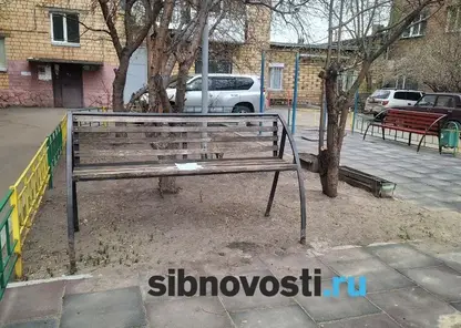 «Вкопайте её на детской площадке»: красноярцы нашли подходящее место для лавочки, где собираются любители выпить