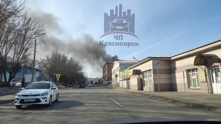 В Красноярске загорелось здание в пер. Телевизорный