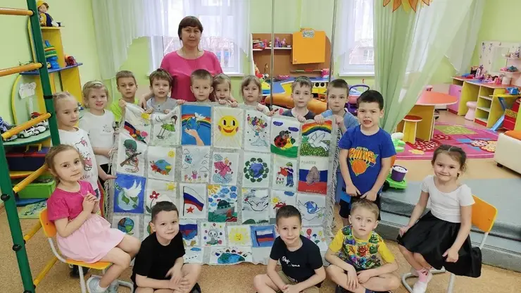 Пять лоскутных одеял для бойцов СВО сшили в детском саду Красноярска