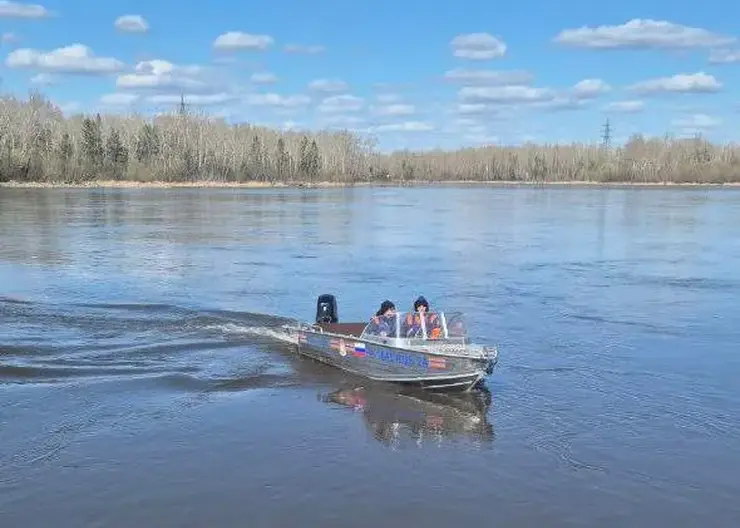 Мужчина застрял нарезиновой лодке на острове посреди реки в Минусинском районе