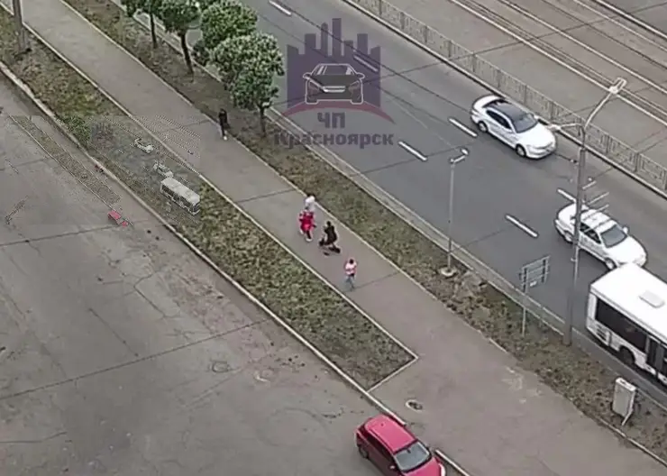 В Красноярске парень на электросамокате сбил женщину