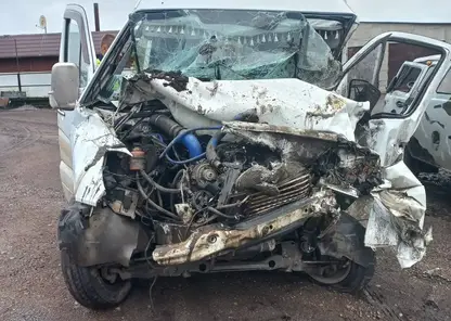 В Красноярском крае автобус с пассажирами выехал на встречку и влетел в грузовик, затем в трактор. Есть пострадавшие