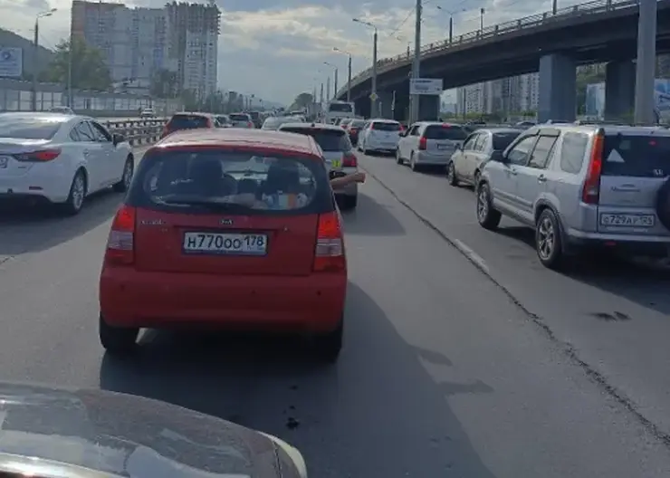 «Хочу какать»: красноярцы в последний жаркий день встали в 7-километровую пробку на Свердловской