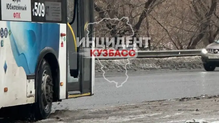 В Кемерове пассажир вылетел из автобуса через разбившееся окно