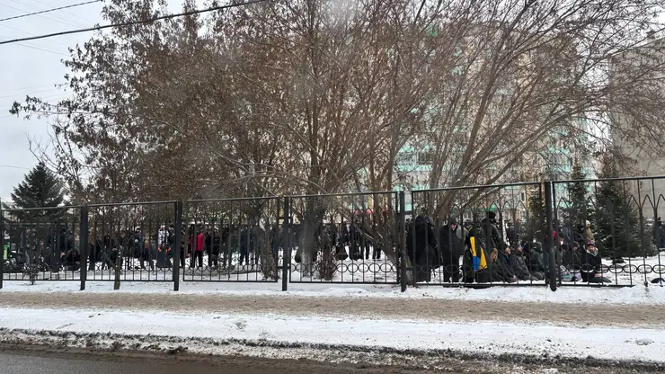 Пробка на Металлургов в Красноярске: у мечети наблюдается массовое скопление людей