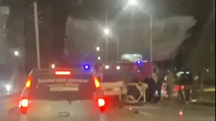 Машина перевернулась на улице Шахтёров в Красноярске. Есть пострадавший