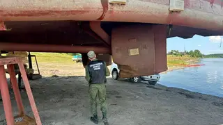 Теплоход, потерпевший крушение на Енисее в Красноярском крае, подняли на берег (видео) Теплоход, потерпевший крушение на Енисее в Красноярском крае, подняли на берег (видео)