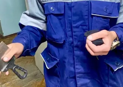 Мужчина напал на подростка со шпателем и украл у него телефон в Иркутской области