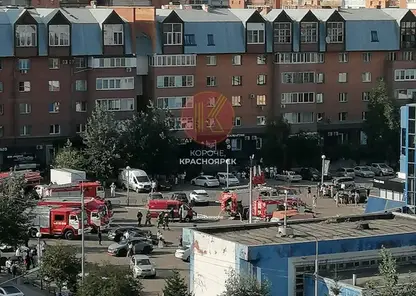 150 человек эвакуировали из ТК «Командор» в Красноярске. Там загорелась кухня