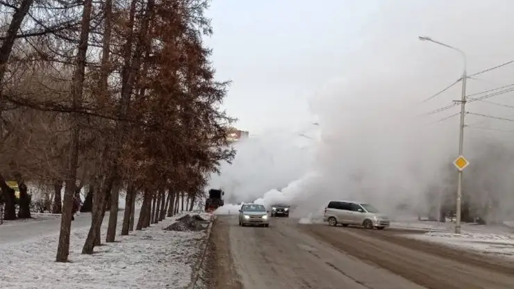 В Красноярске коммунальщики вентилируют тепловую камеру в районе цирка