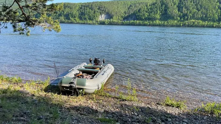 Мужчина утонул в Красноярском крае из-за перевернутой моторной лодки
