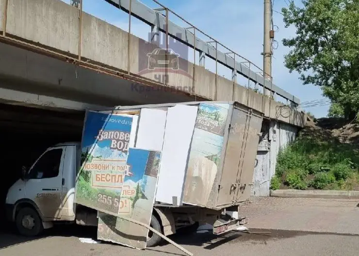 На острове Татышев под мостом застрял фургон