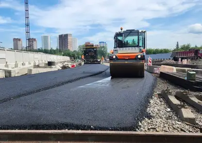 В Красноярске на ж/д переезде в Пашенном начали укладывать асфальт