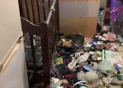 Красноярские полицейские спасли из захламленной квартиры трехлетнего истощенного ребенка