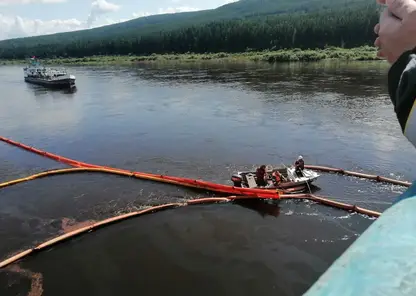 Разлив нефтепродуктов произошел на реке Лена в Приангарье