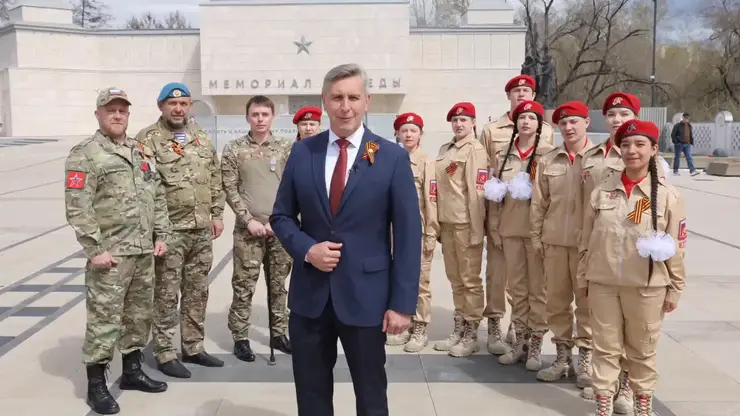 «Это радость со слезами на глазах навсегда с нами»: Алексей Додатко поздравил красноярцев с Днем Победы у мемориала
