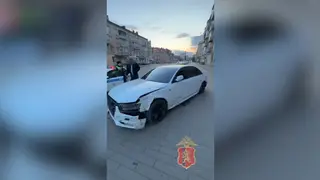 В Красноярске пьяный бесправник сбил инспектора ДПС и пытался скрыться — полиция стреляла по колесам