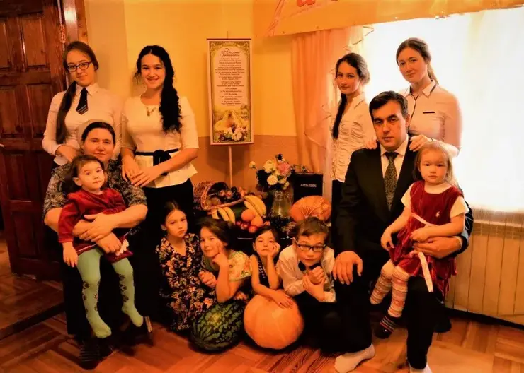 В Красноярске две многодетные семьи получили 500 и 200 тысяч рублей от Владимира Путина