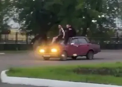 Подростки устроили покатушки на крыше ВАЗа в иркутском Тайшете: один упал и получил тяжелую травму головы (видео)