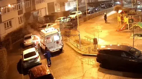 Машина скорой помощи сгорела во дворе на 9 Мая в Красноярске