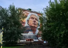 Два новых мурала появились на фасадах жилых домов на правобережье Красноярка