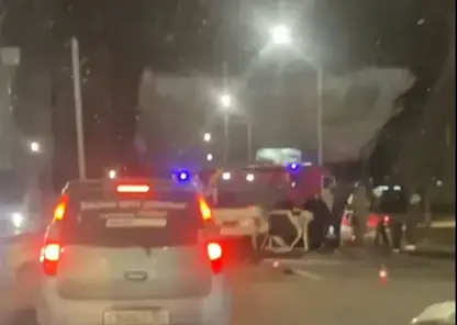 Машина перевернулась на улице Шахтёров в Красноярске. Есть пострадавший