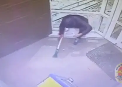 Красноярец сдался полиции после кражи денег и алкоголя из магазина
