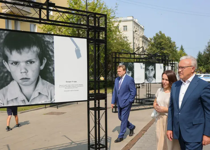 Губернатор Красноярского края посетил фотовыставку о детях Донбасса