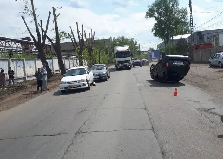 В Красноярске на Рейдовой пьяный водитель устроил ДТП и перевернулся