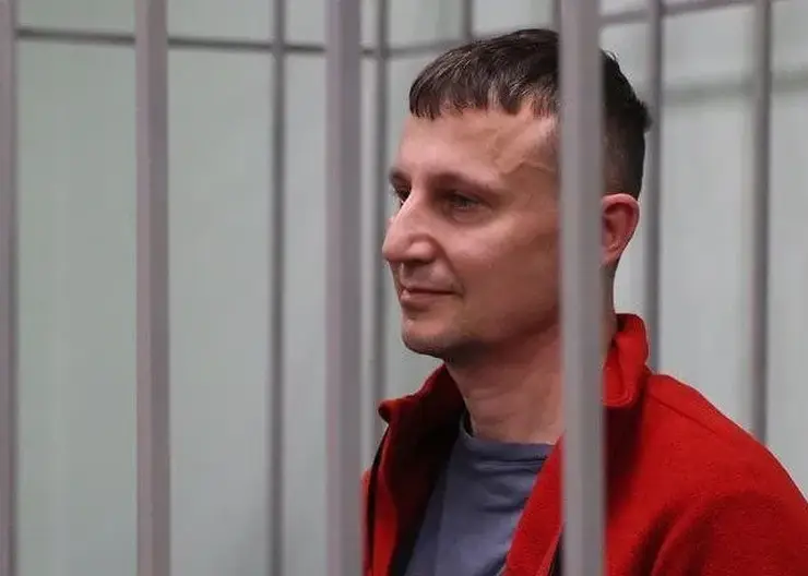 "Ступеньки скользкие": депутат Глисков упал и сломал ребро на входе в здание суда в Красноярске