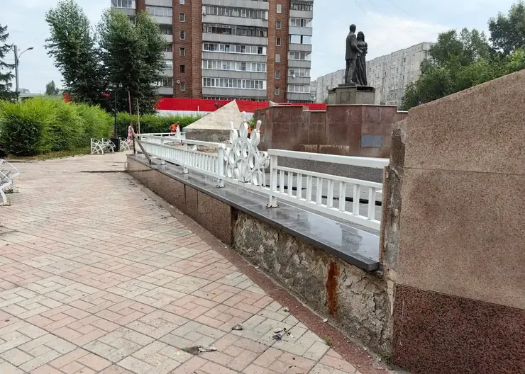 В Красноярске ремонтируют фонтан «Ладья» – один из самых больших в городе