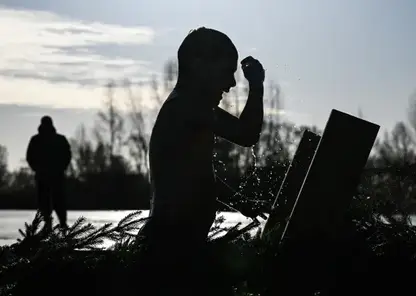 Роспотребнадзор Красноярского края рассказал о правилах безопасности купания в морозы