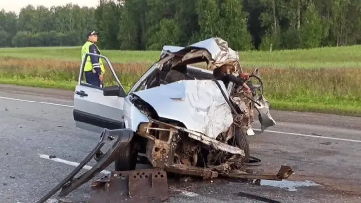 Молодой бесправник на ВАЗе устроил ДТП с тремя погибшими на трассе в Красноярском крае