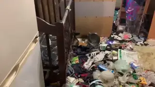 Красноярские полицейские спасли из захламленной квартиры трехлетнего истощенного ребенка Красноярские полицейские спасли из захламленной квартиры трехлетнего истощенного ребенка