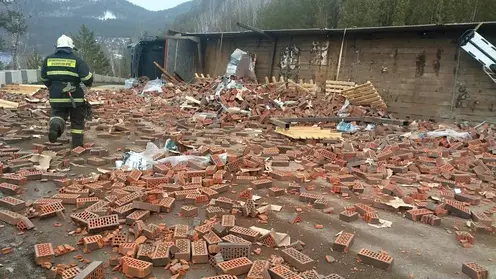 Фура с кирпичами опрокинулся на трассе под Красноярском