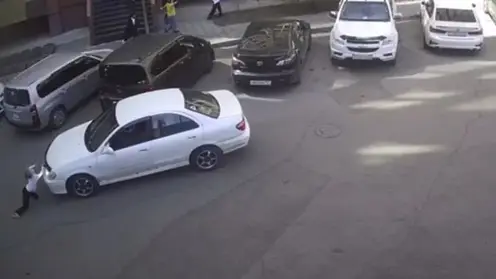 Во дворе дома на Краснодарской сбили 8-летнюю девочку (видео)