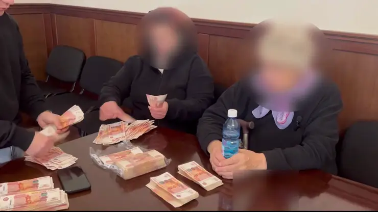 Таксист спас почти 5 миллионов рублей красноярской пенсионерки от мошенников