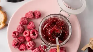 В Роспотребнадзоре красноярцам рассказали о пользе малинового варенья