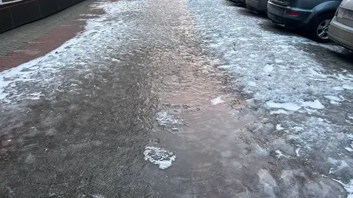 Красноярск сковал гололед: горожане жалуются на скользкие остановки