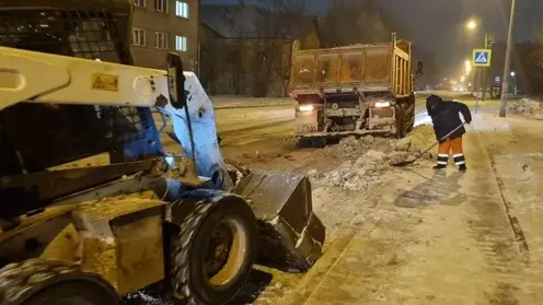 Красноярские дорожники убирают городские улицы в 30-градусный мороз