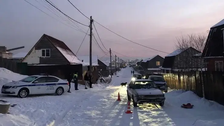 Девочка скатилась с горки и погибла под колёсами машины в Иркутской области